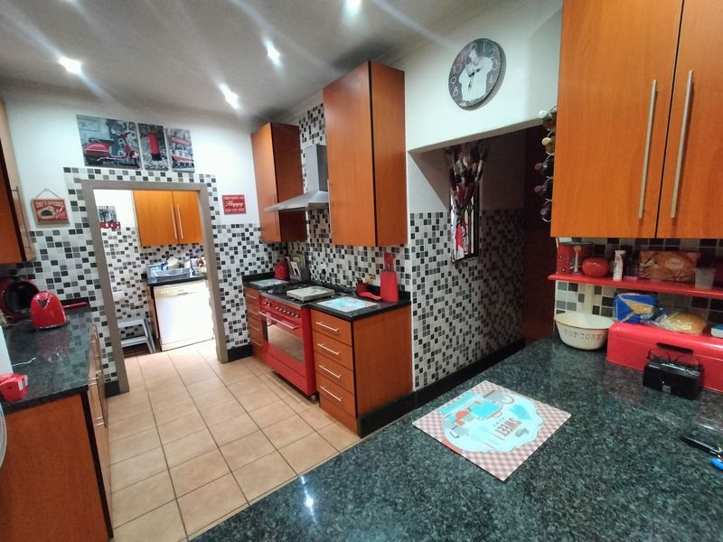 Tropical Oasis: Multiple Bedroom Home with Solar, Borehole & Luxury Entertainment Areas - Photo 5