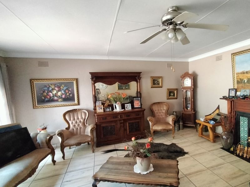 Tropical Oasis: Multiple Bedroom Home with Solar, Borehole & Luxury Entertainment Areas - Photo 3