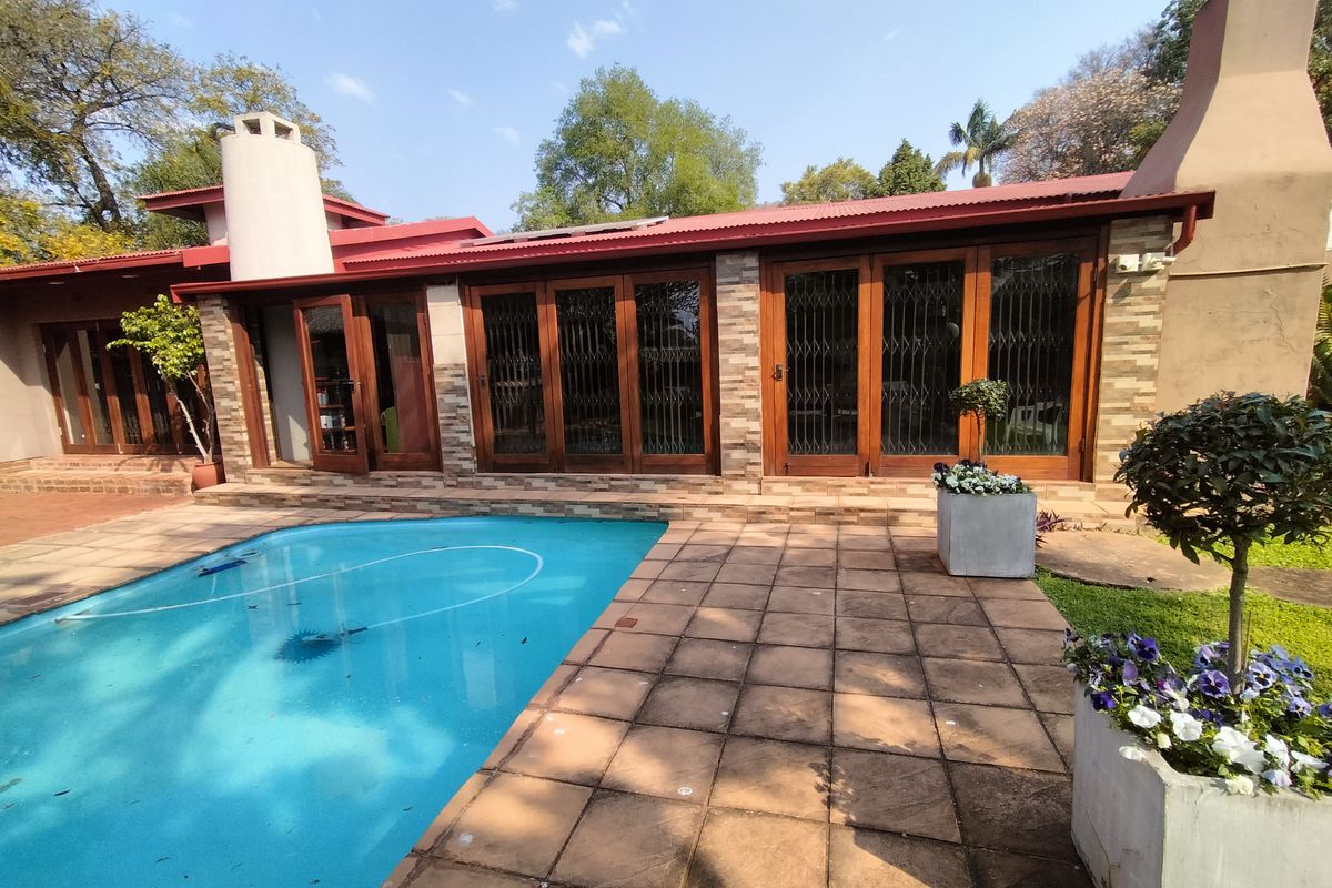 Tropical Oasis: Multiple Bedroom Home with Solar, Borehole & Luxury Entertainment Areas - Photo 2