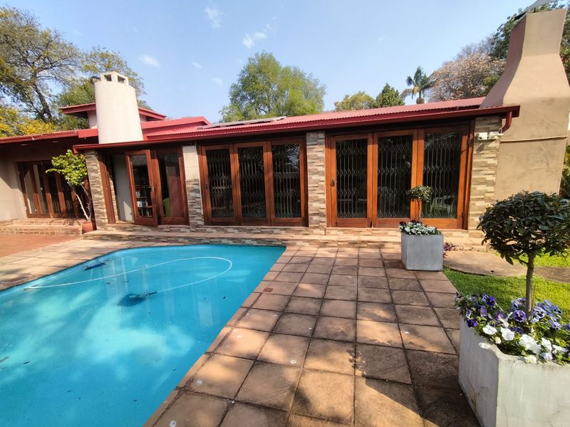 Tropical Oasis: Multiple Bedroom Home with Solar, Borehole & Luxury Entertainment Areas - Photo 2
