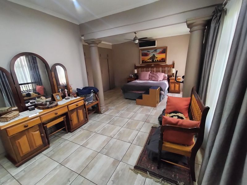 Tropical Oasis: Multiple Bedroom Home with Solar, Borehole & Luxury Entertainment Areas - Photo 8