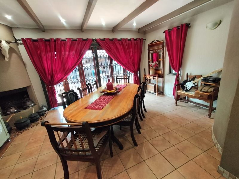 Tropical Oasis: Multiple Bedroom Home with Solar, Borehole & Luxury Entertainment Areas - Photo 4