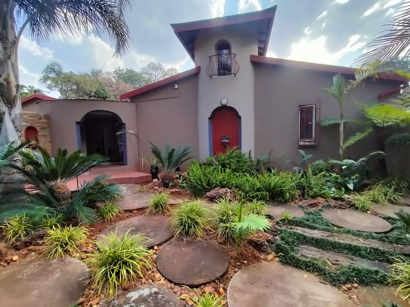 Tropical Oasis: Multiple Bedroom Home with Solar, Borehole & Luxury Entertainment Areas - Photo 1