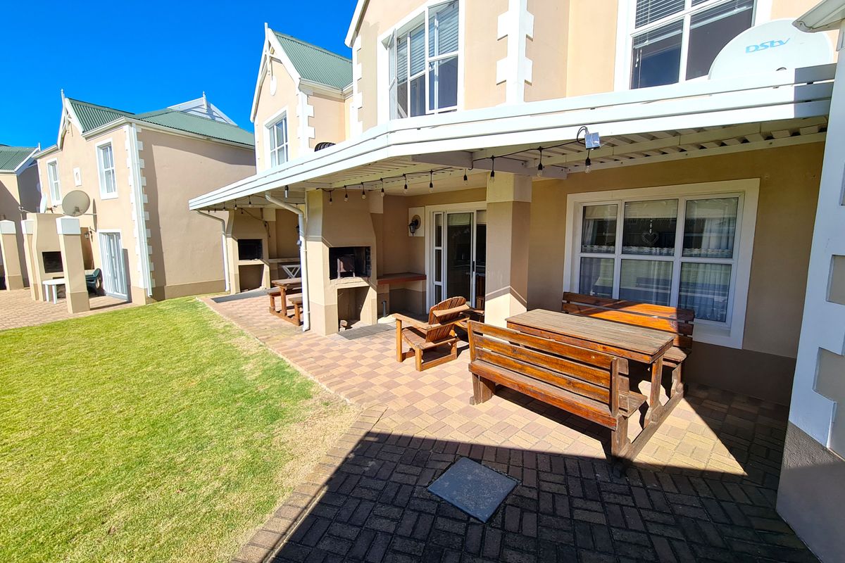 Three Bedroom Townhouse with Furniture in Marina Martinique, Jeffreys Bay - Photo 2