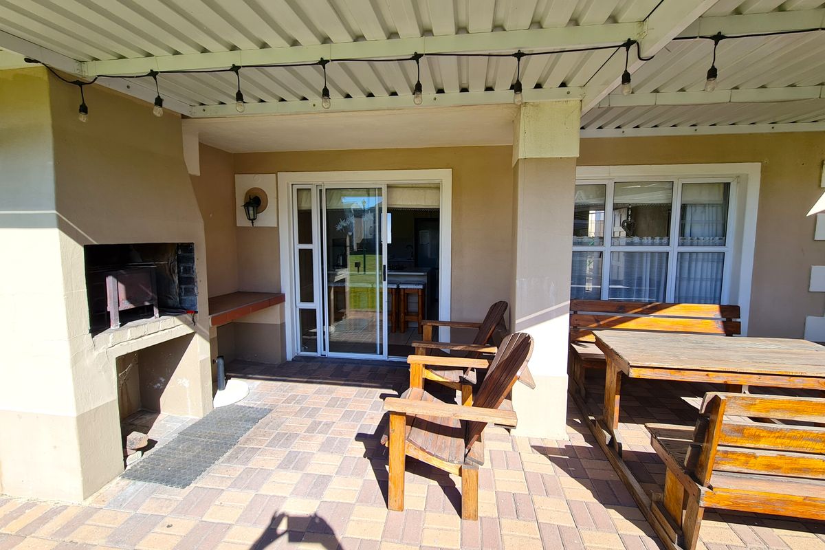 Three Bedroom Townhouse with Furniture in Marina Martinique, Jeffreys Bay - Photo 4
