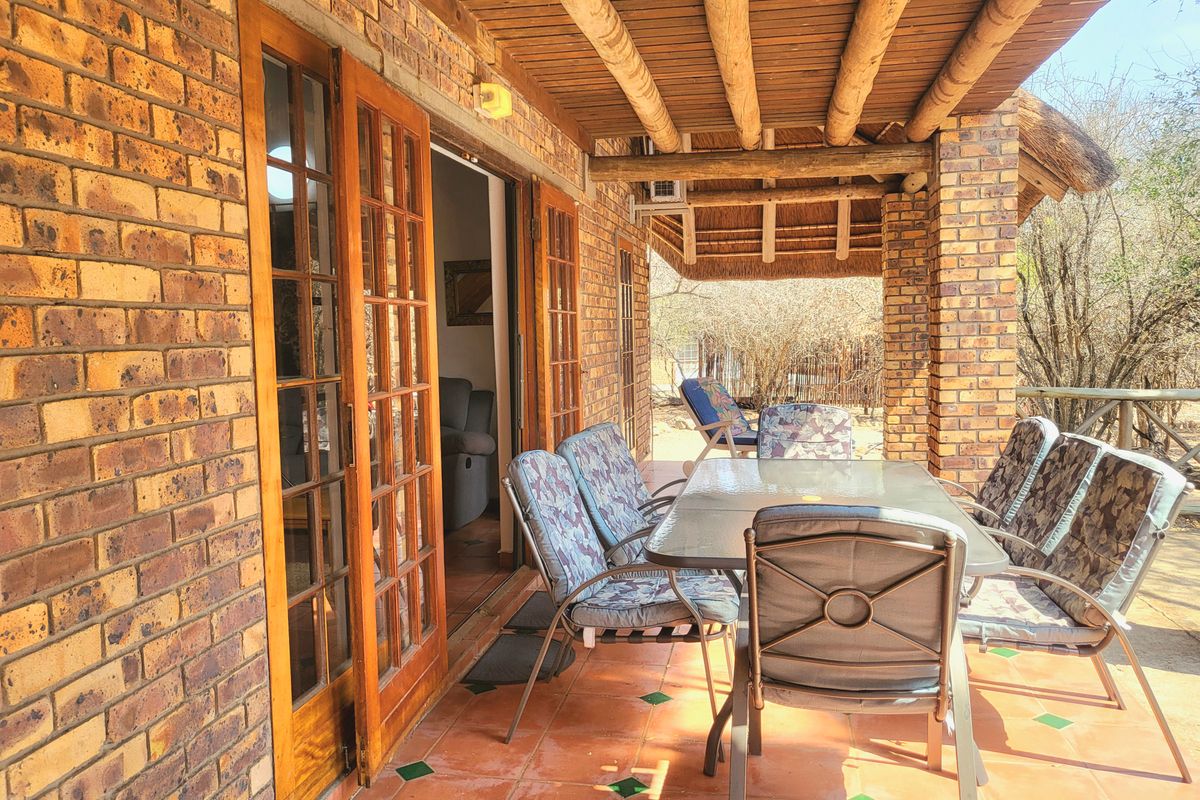 Neat Two Bedroom home 100m from the river road! - Photo 3