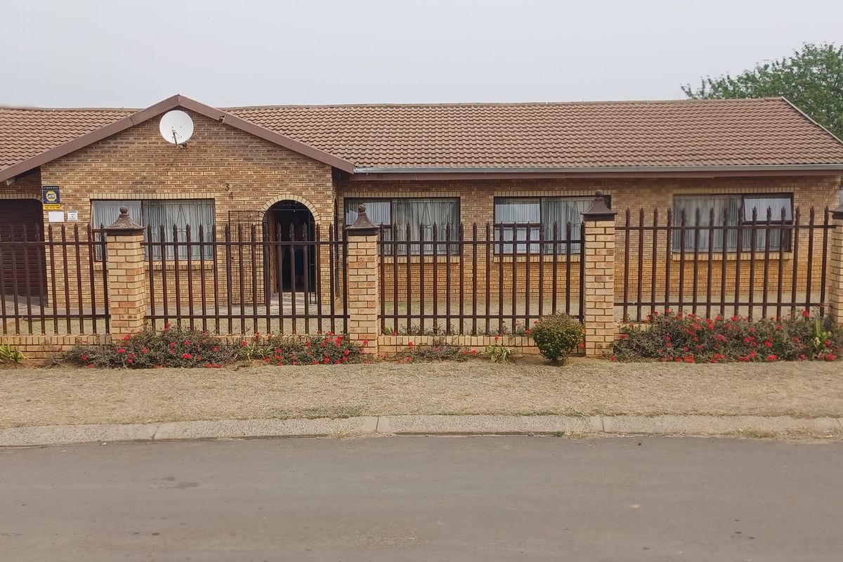 Sunny 4-bedroom Family House in quiet area - Photo 3