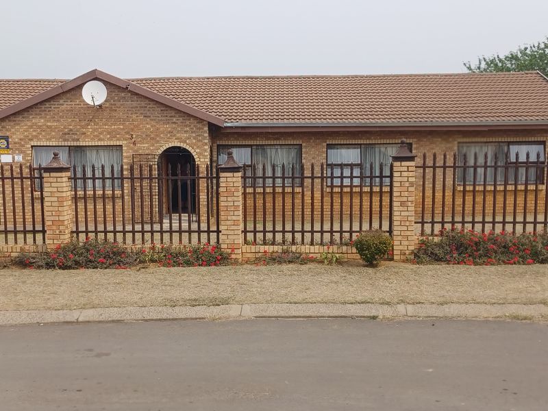 Sunny 4-bedroom Family House in quiet area - Photo 3