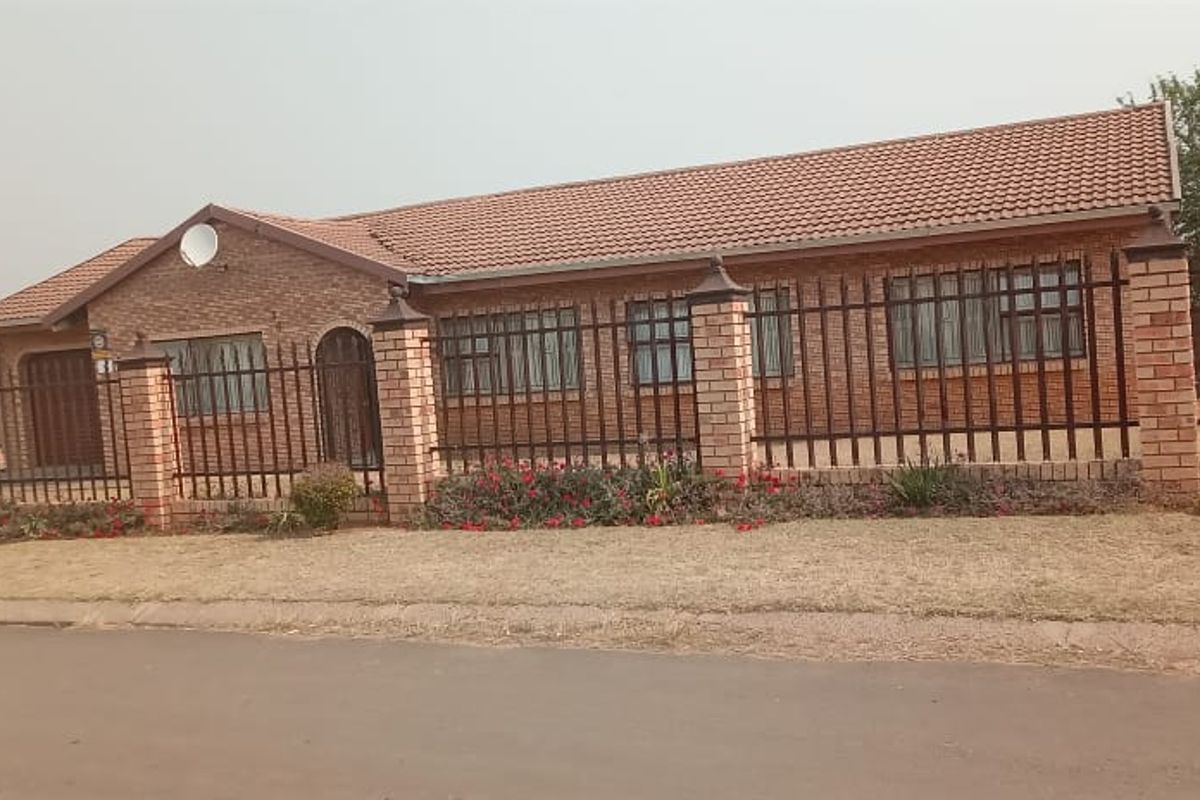Sunny 4-bedroom Family House in quiet area - Photo 2