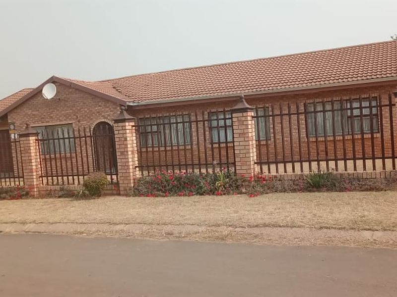 Sunny 4-bedroom Family House in quiet area - Photo 2