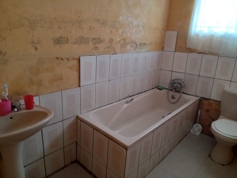 Sunny 4-bedroom Family House in quiet area - Photo 10