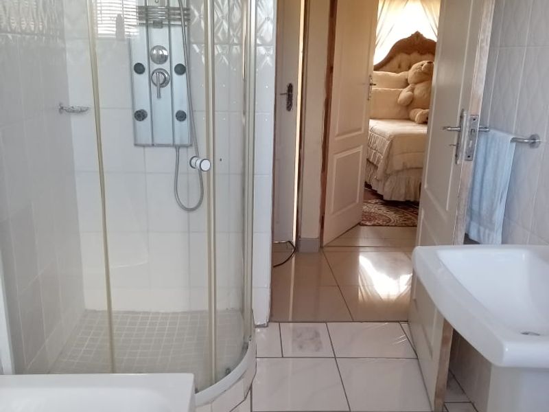 Sunny 4-bedroom Family House in quiet area - Photo 9