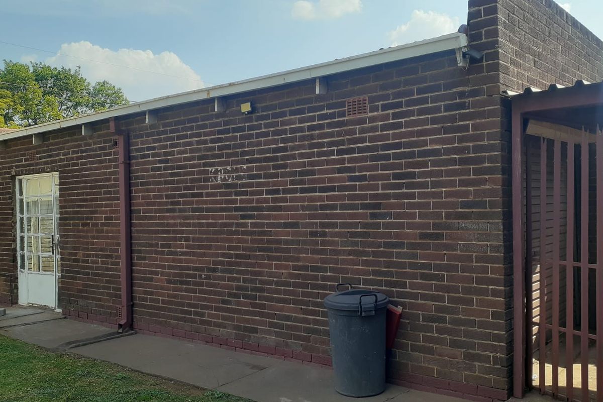 Stunning 3-bedroom home in Vanderbijlpark CW 5, perfect for families seeking comfort and style! - Photo 5