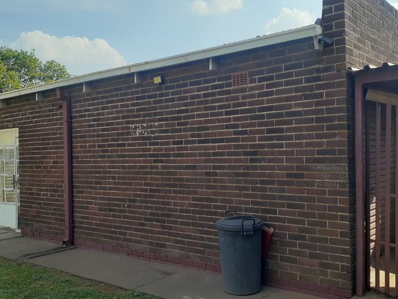 Stunning 3-bedroom home in Vanderbijlpark CW 5, perfect for families seeking comfort and style! - Photo 5