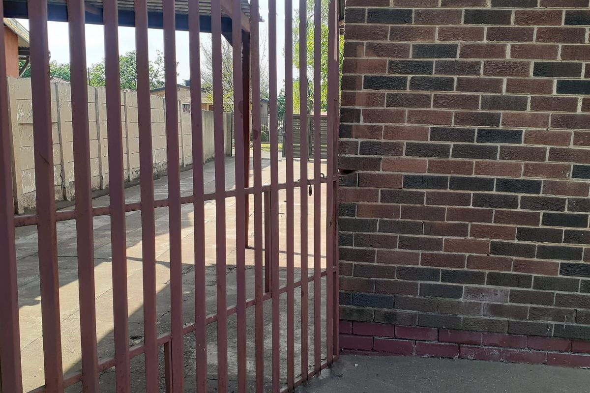 Stunning 3-bedroom home in Vanderbijlpark CW 5, perfect for families seeking comfort and style! - Photo 3