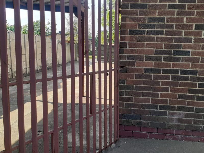 Stunning 3-bedroom home in Vanderbijlpark CW 5, perfect for families seeking comfort and style! - Photo 3