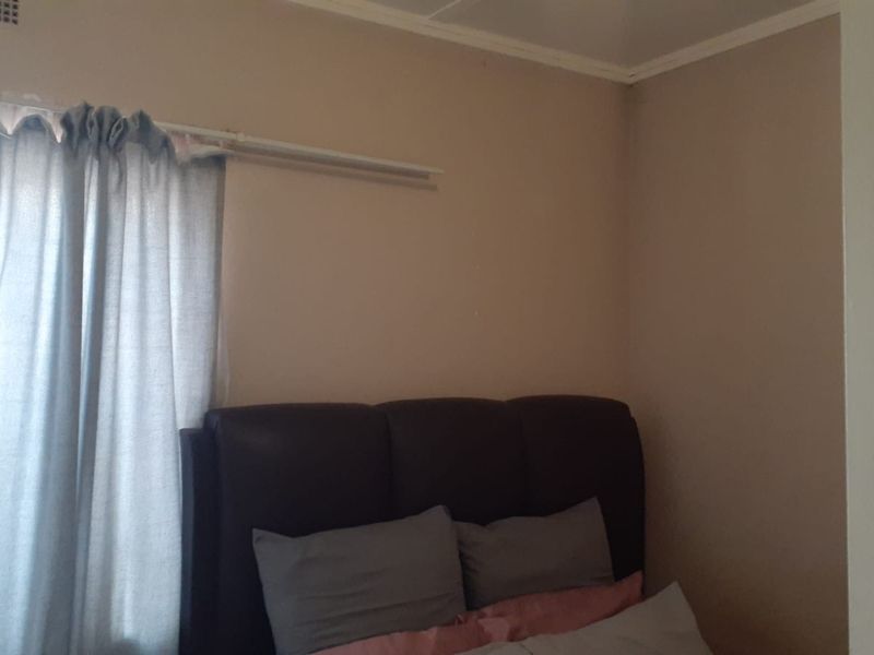 Stunning 3-bedroom home in Vanderbijlpark CW 5, perfect for families seeking comfort and style! - Photo 8