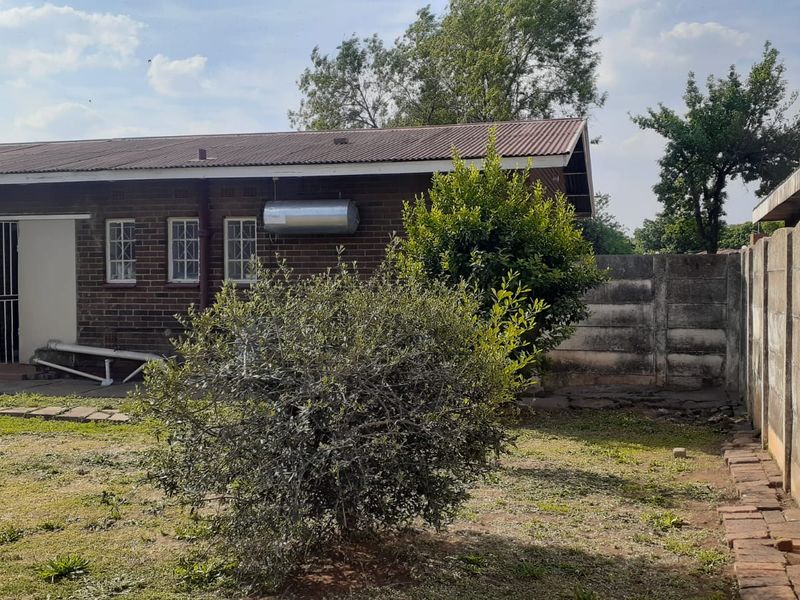 Stunning 3-bedroom home in Vanderbijlpark CW 5, perfect for families seeking comfort and style! - Photo 6