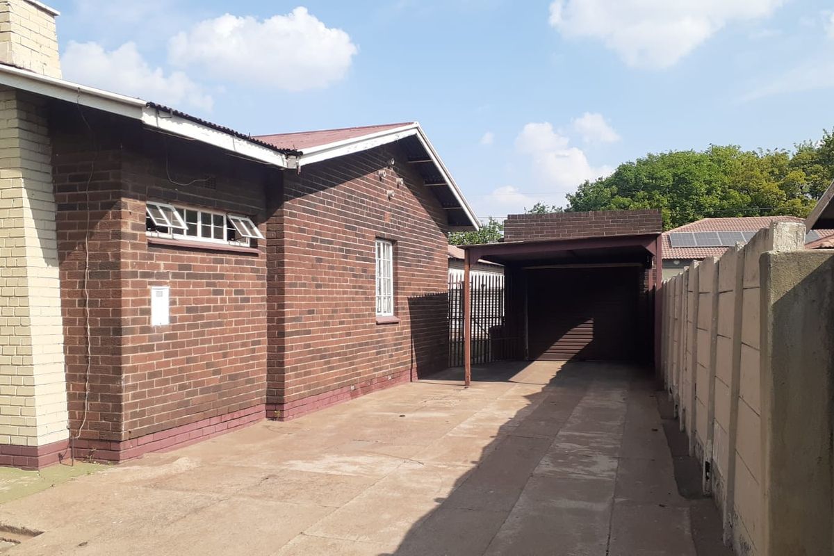 Stunning 3-bedroom home in Vanderbijlpark CW 5, perfect for families seeking comfort and style! - Photo 2