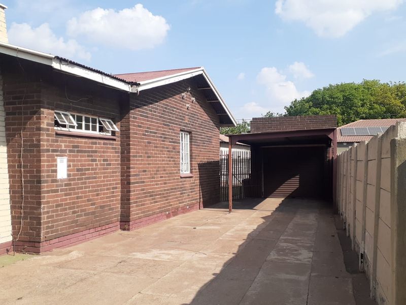 Stunning 3-bedroom home in Vanderbijlpark CW 5, perfect for families seeking comfort and style! - Photo 2