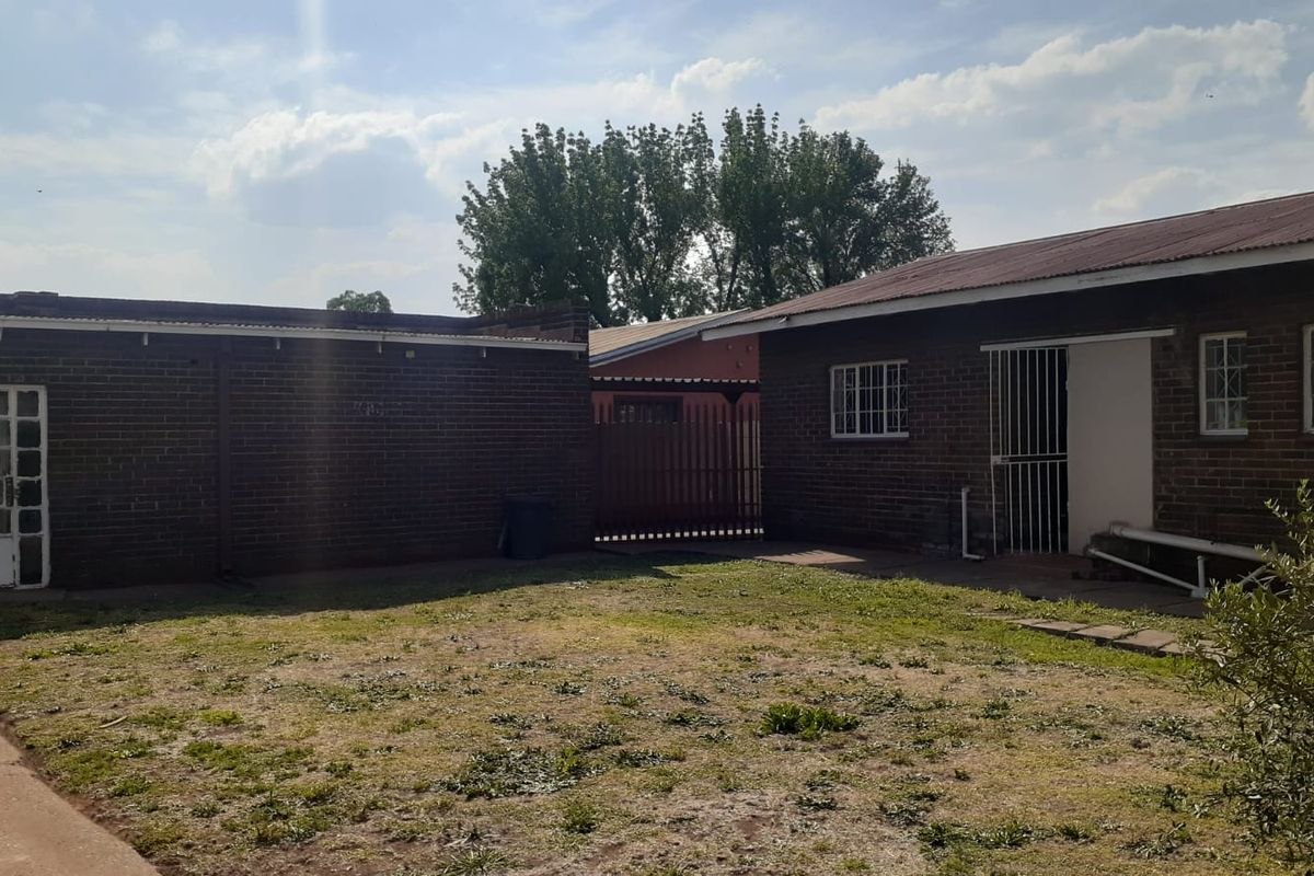 Stunning 3-bedroom home in Vanderbijlpark CW 5, perfect for families seeking comfort and style! - Photo 4