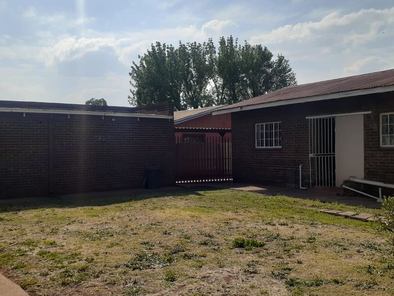 Stunning 3-bedroom home in Vanderbijlpark CW 5, perfect for families seeking comfort and style! - Photo 4