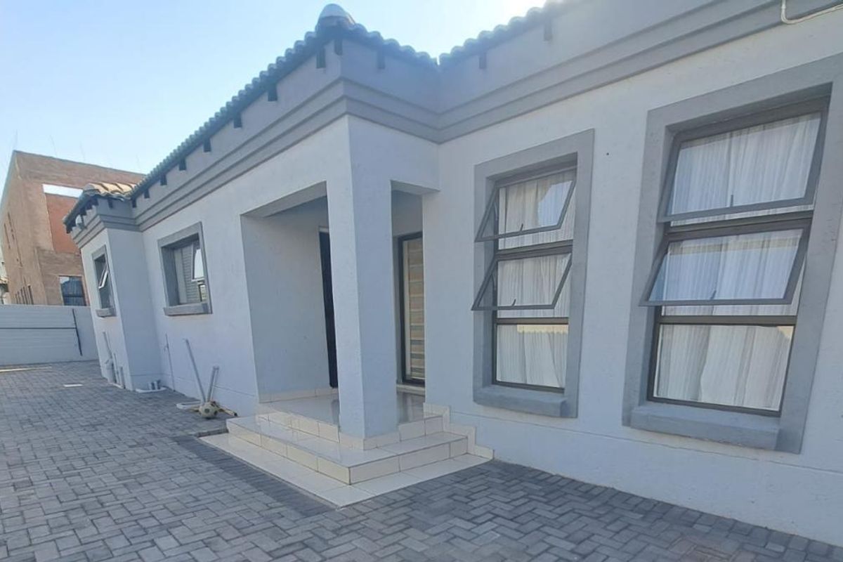 Modern 3-bedroom Family Home in the Heart of Orchards!! - Photo 3