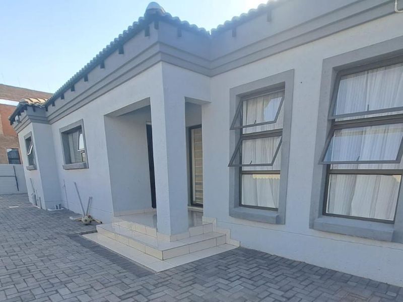 Modern 3-bedroom Family Home in the Heart of Orchards!! - Photo 3