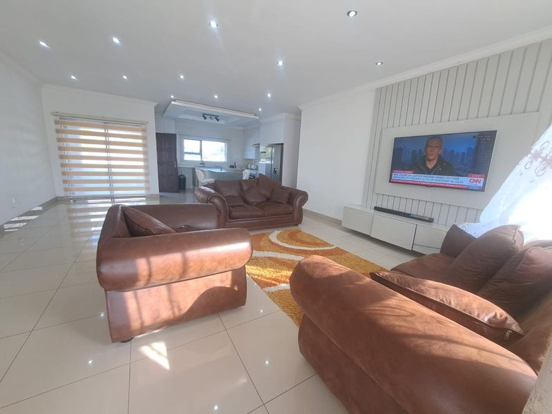 Modern 3-bedroom Family Home in the Heart of Orchards!! - Photo 8