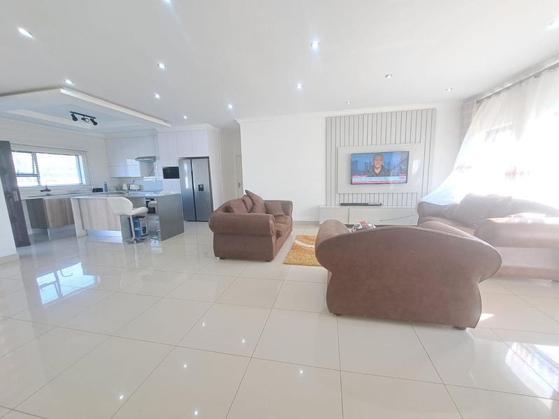 Modern 3-bedroom Family Home in the Heart of Orchards!! - Photo 6