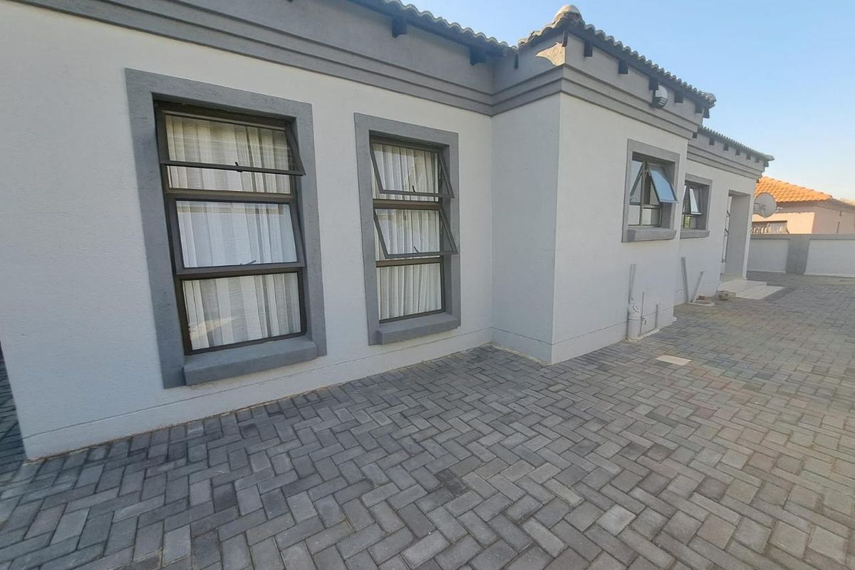 Modern 3-bedroom Family Home in the Heart of Orchards!! - Photo 2