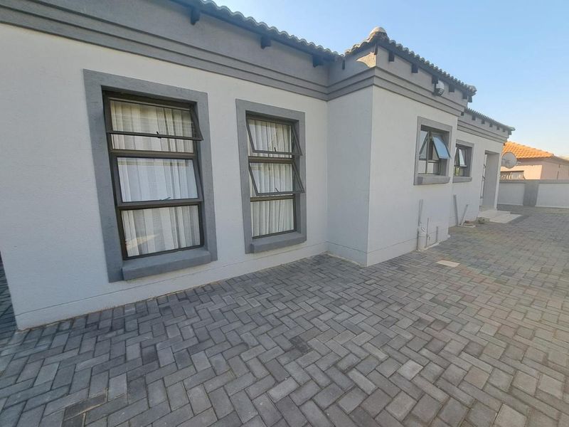 Modern 3-bedroom Family Home in the Heart of Orchards!! - Photo 2
