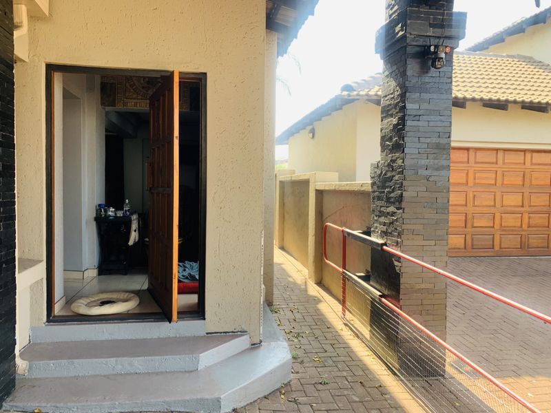 Exquisite Double-Storey 5 bedroom home in Aerorand. - Photo 6