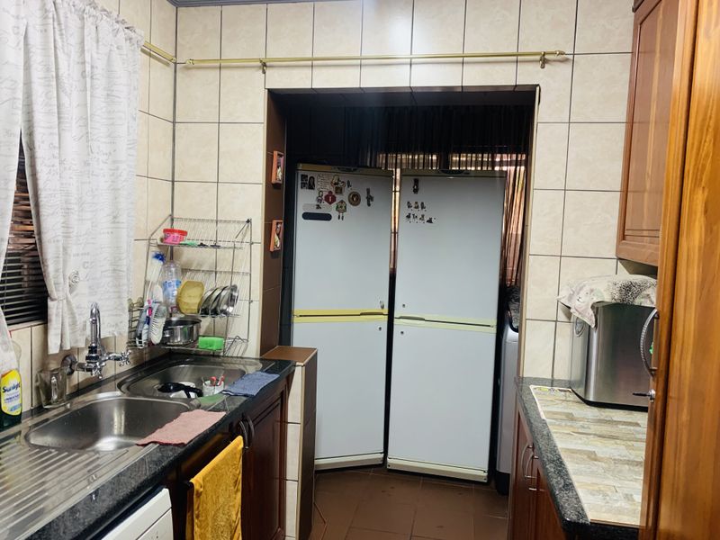 Exquisite Double-Storey 5 bedroom home in Aerorand. - Photo 10