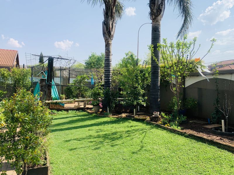 Exquisite Double-Storey 5 bedroom home in Aerorand. - Photo 2