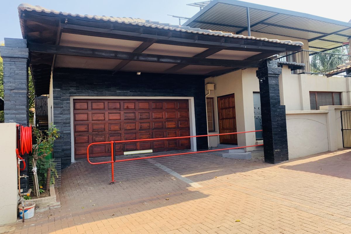 Exquisite Double-Storey 5 bedroom home in Aerorand. - Photo 5