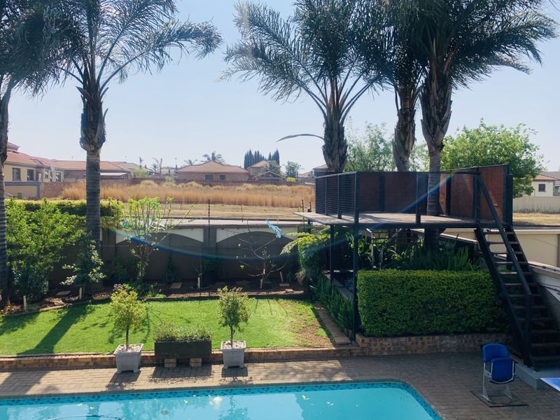 Exquisite Double-Storey 5 bedroom home in Aerorand. - Photo 4