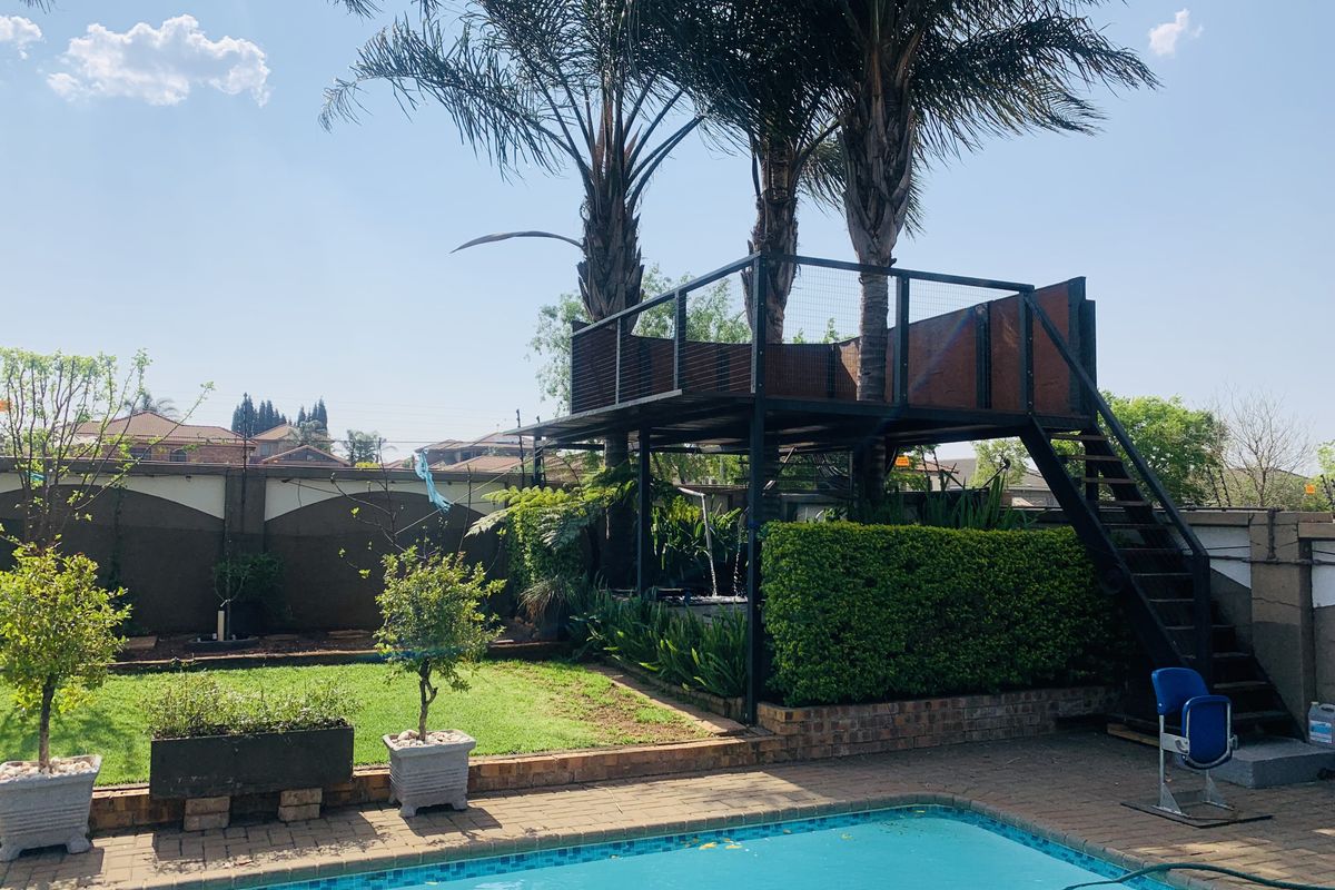 Exquisite Double-Storey 5 bedroom home in Aerorand. - Photo 3