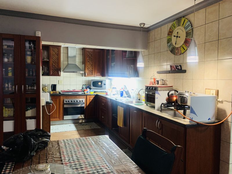 Exquisite Double-Storey 5 bedroom home in Aerorand. - Photo 9