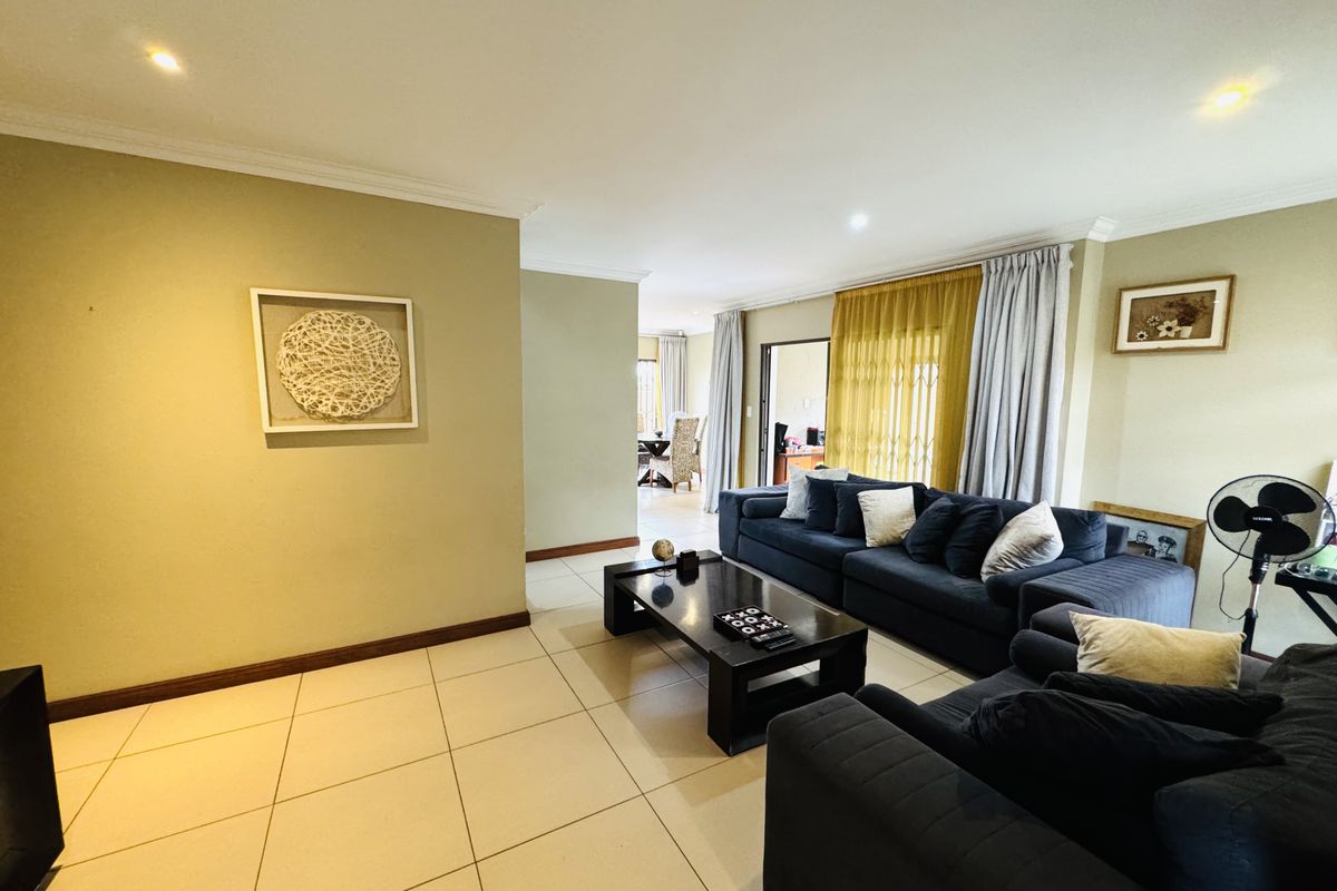 Modern Comfort Meets Family Living in Thatchfield Hills Estate - Photo 2