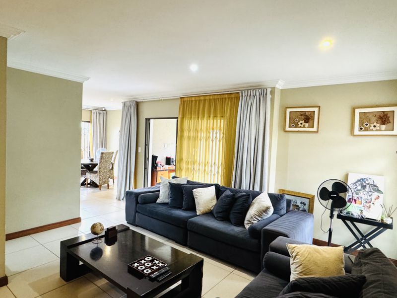 Modern Comfort Meets Family Living in Thatchfield Hills Estate - Photo 4