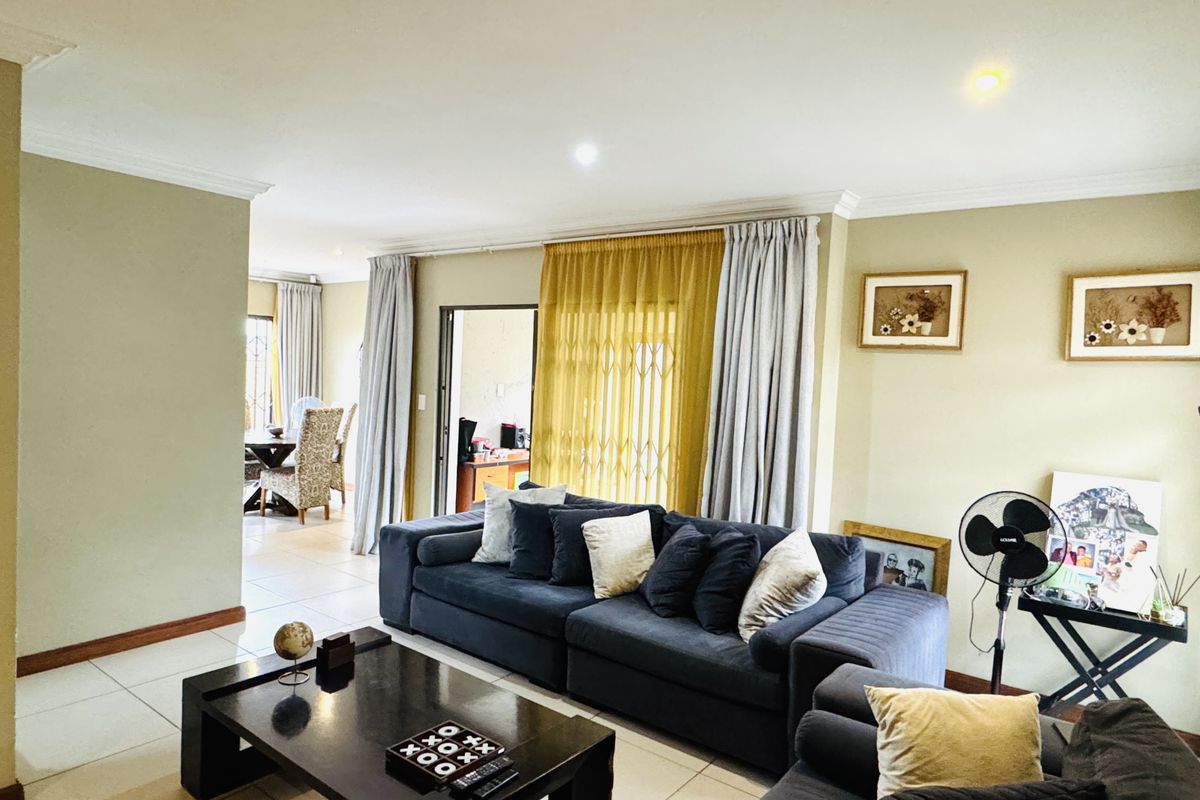 Modern Comfort Meets Family Living in Thatchfield Hills Estate - Photo 4