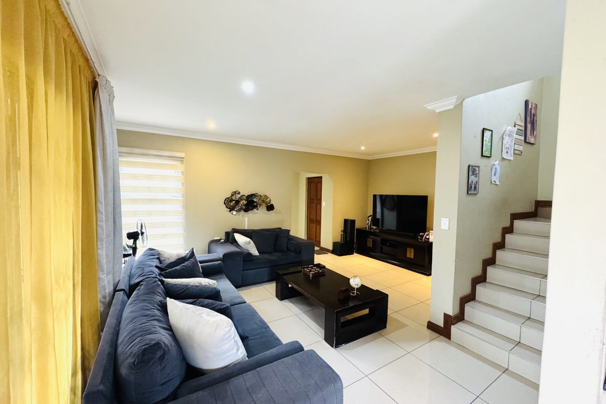 Modern Comfort Meets Family Living in Thatchfield Hills Estate - Photo 5