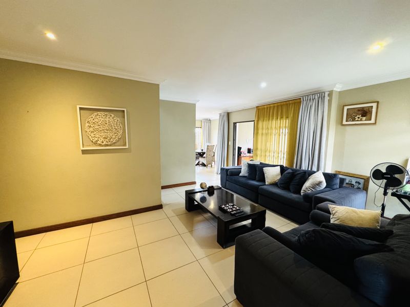 Modern Comfort Meets Family Living in Thatchfield Hills Estate - Photo 2
