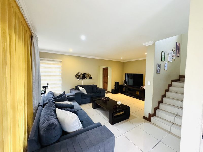 Modern Comfort Meets Family Living in Thatchfield Hills Estate - Photo 5