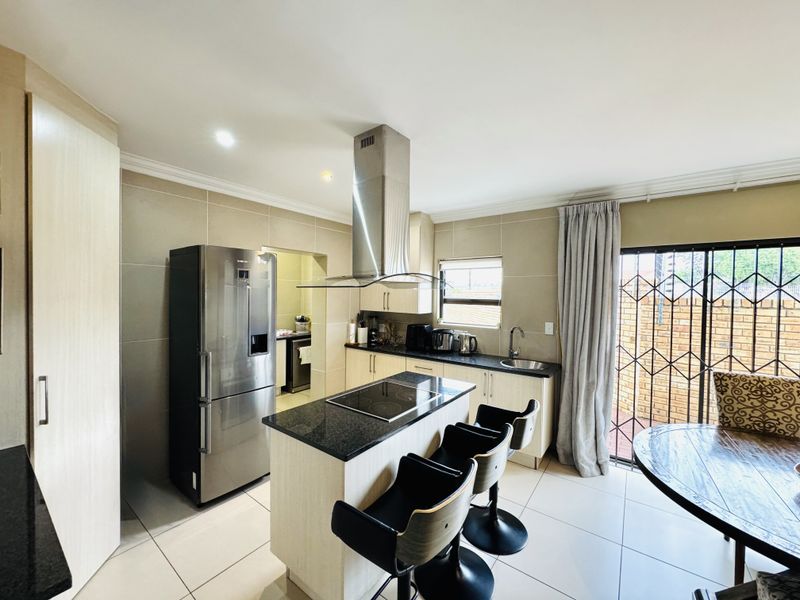 Modern Comfort Meets Family Living in Thatchfield Hills Estate - Photo 10