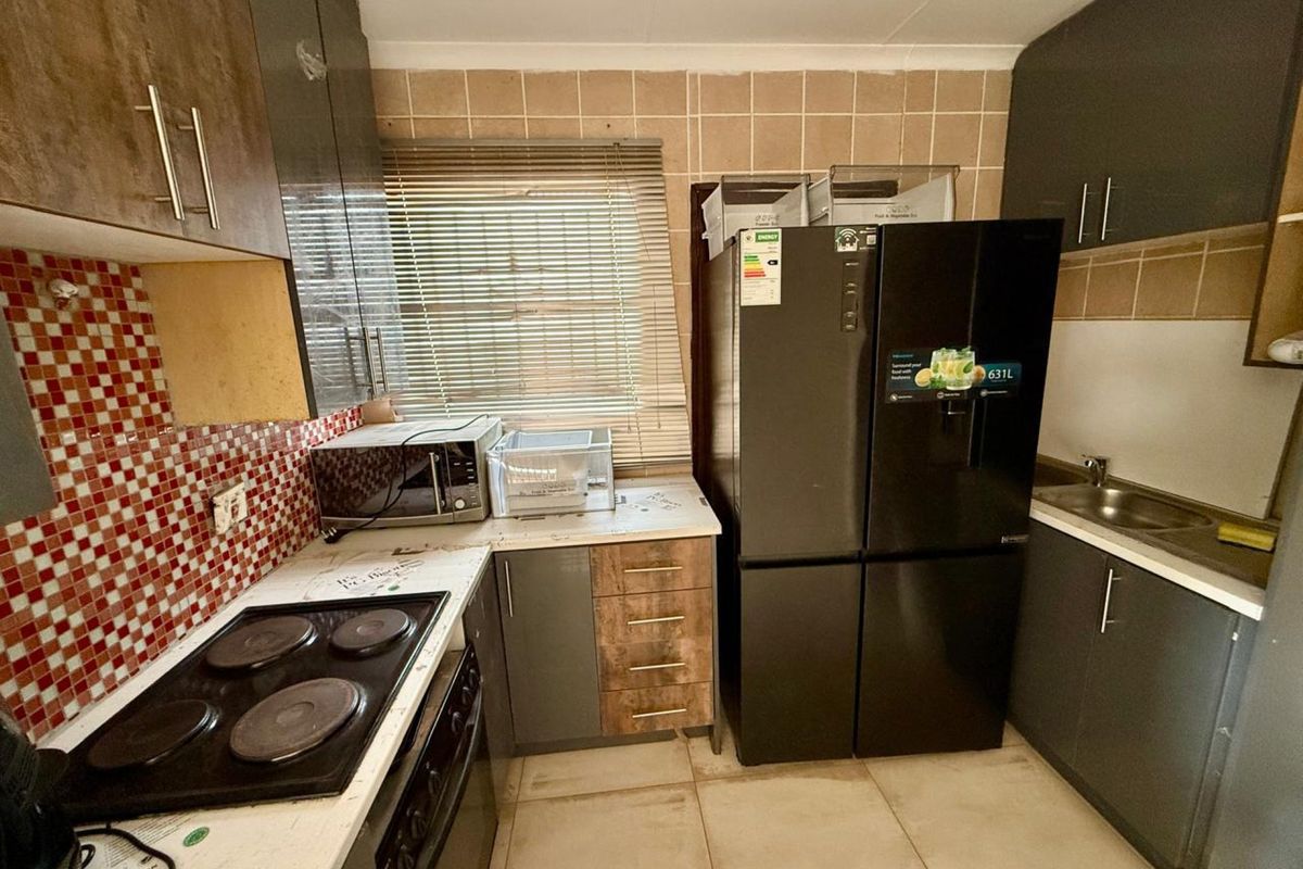 Modern 3-Bedroom Family Home in The Orchards, Pretoria - Photo 3