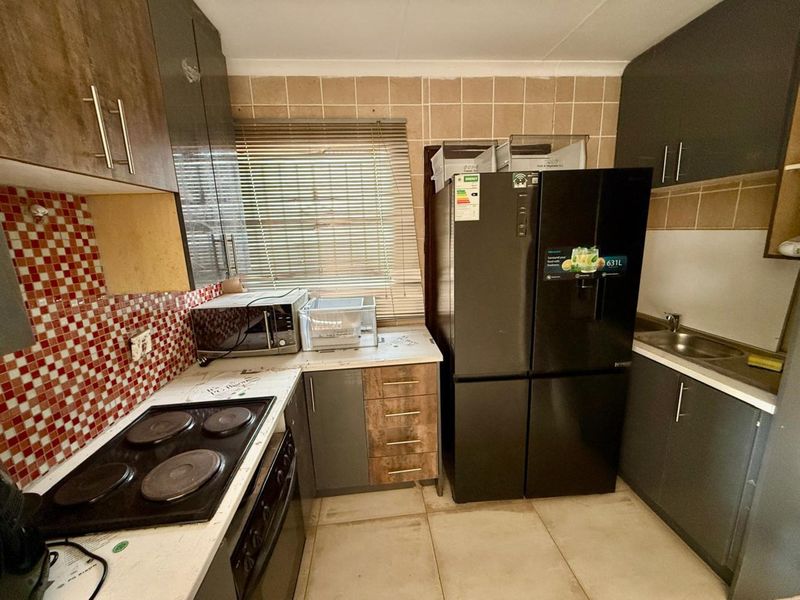 Modern 3-Bedroom Family Home in The Orchards, Pretoria - Photo 3