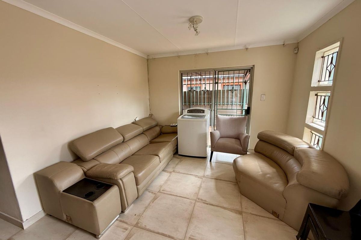 Modern 3-Bedroom Family Home in The Orchards, Pretoria - Photo 5