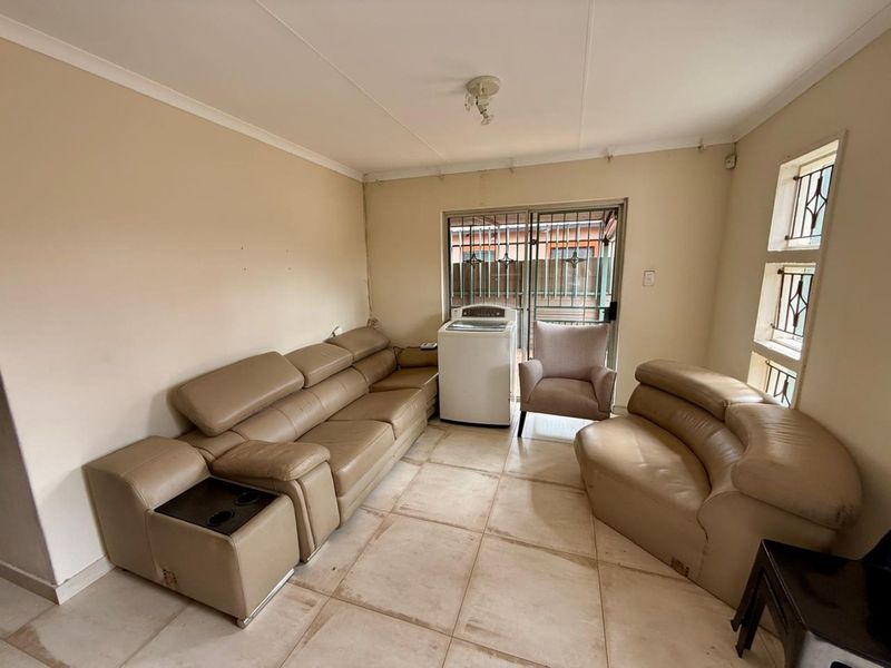 Modern 3-Bedroom Family Home in The Orchards, Pretoria - Photo 5